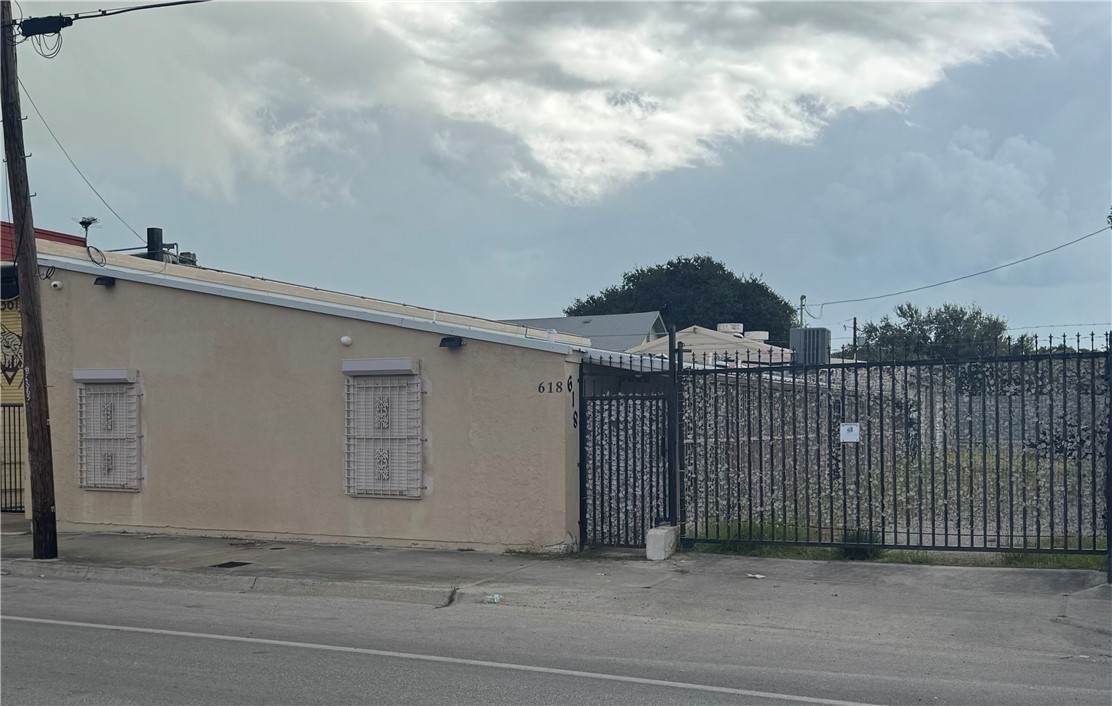 618 Staples Street - Photo 1