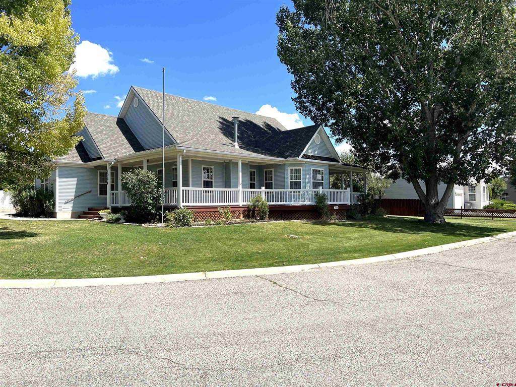 706 Apple Drive - Photo 1