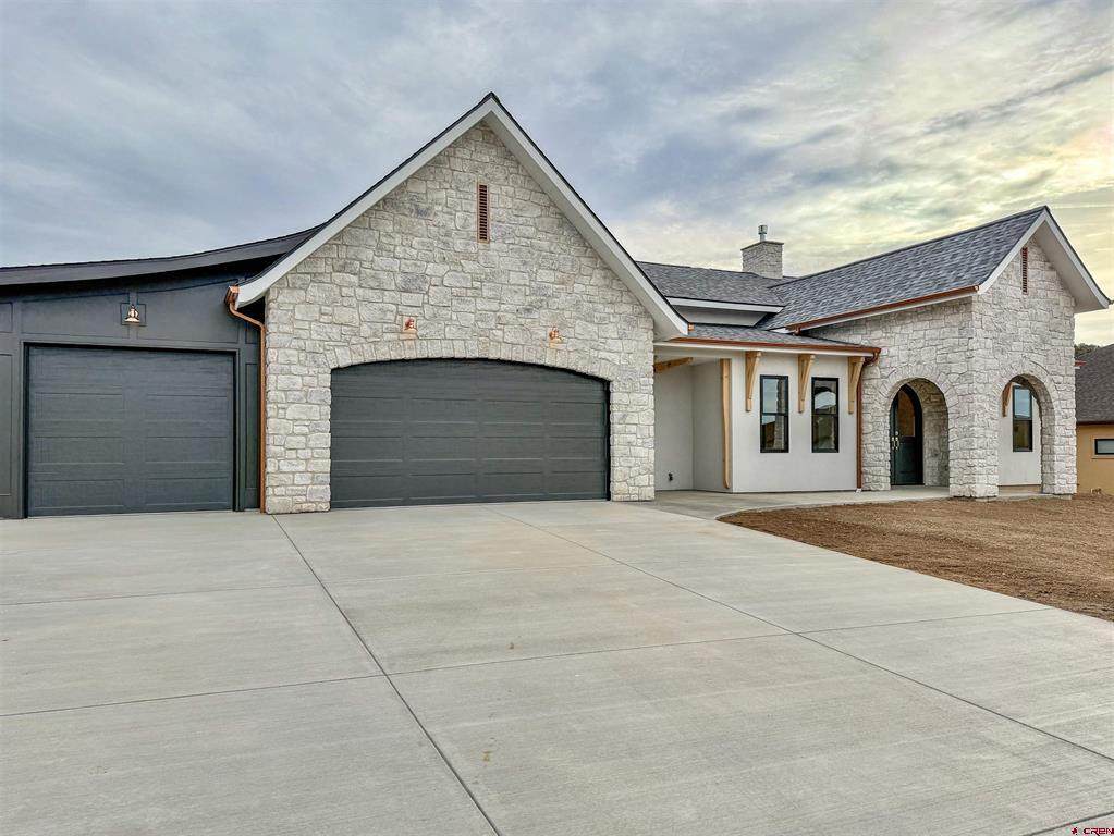 805 Se Pinyon Street - Photo 1