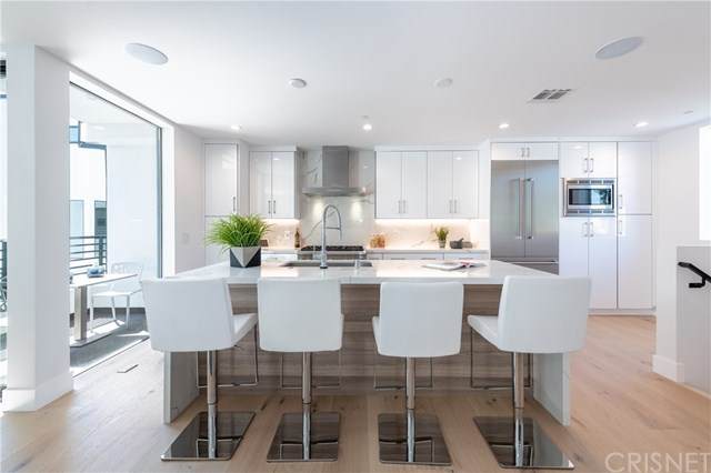 735 Gramercy Place - Photo 1