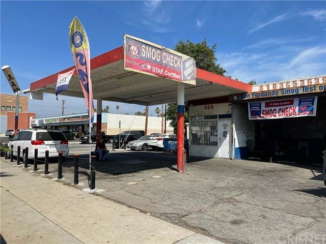 550 San Fernando Mission Boulevard - Photo 1