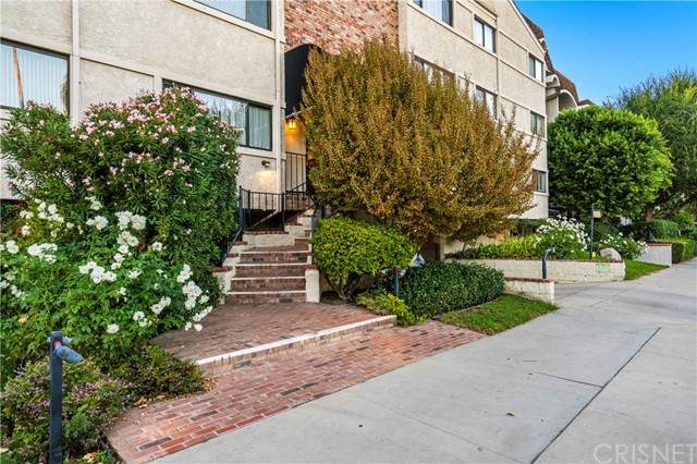 5325 Lindley Avenue - Photo 1