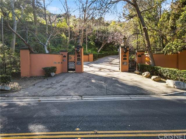 2565 Benedict Canyon Drive - Photo 1