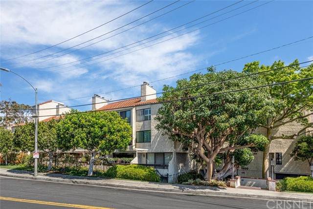 1900 Vine Street - Photo 1