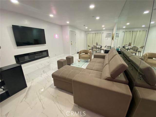 8400 De Longpre Avenue - Photo 1