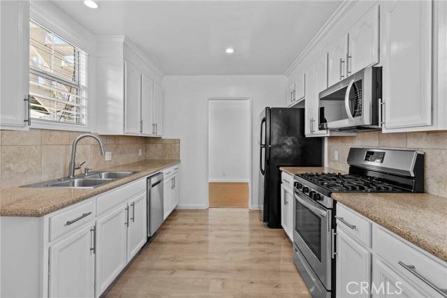 12753 Oxnard St - Photo 1