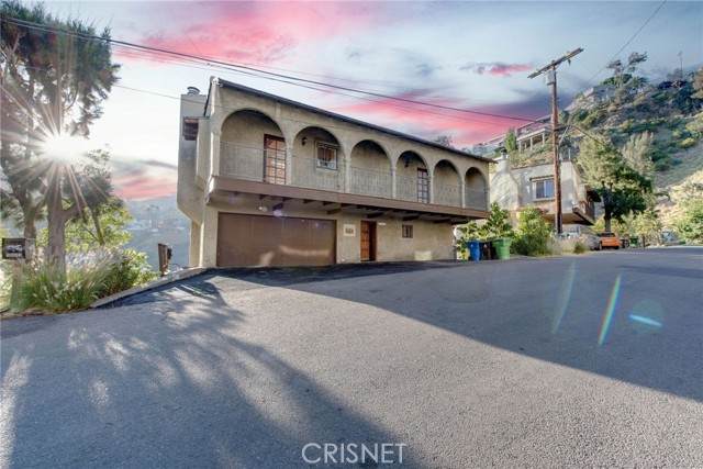 1943 Sunset Plaza Drive - Photo 1