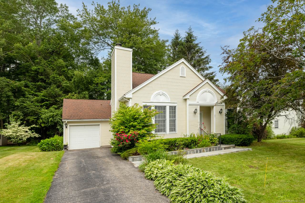 27 Ascot Lane - Photo 1