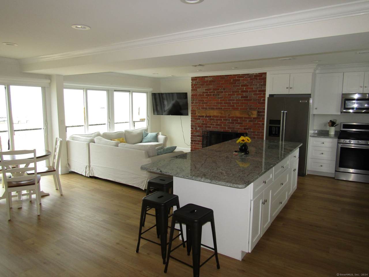 90 Swan Avenue - Photo 1