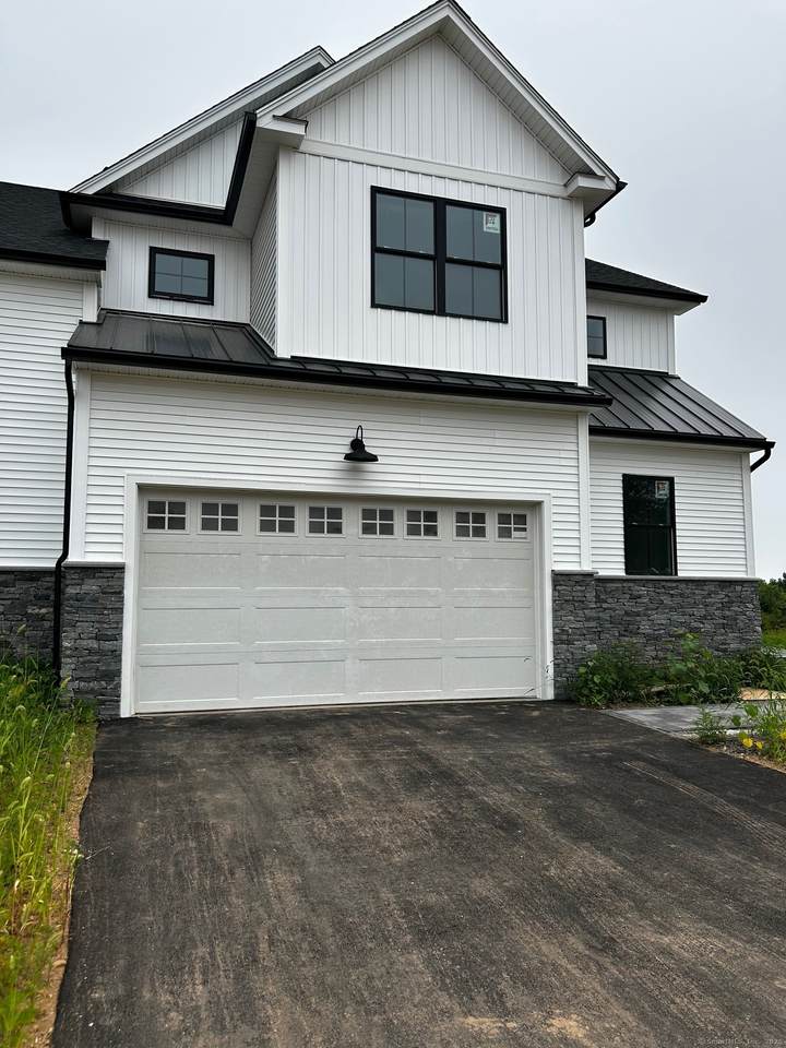 2 Village Circle - Photo 1