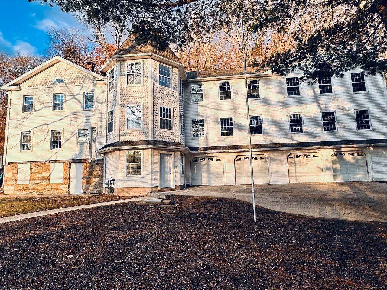 395 Hawthorne Avenue - Photo 1