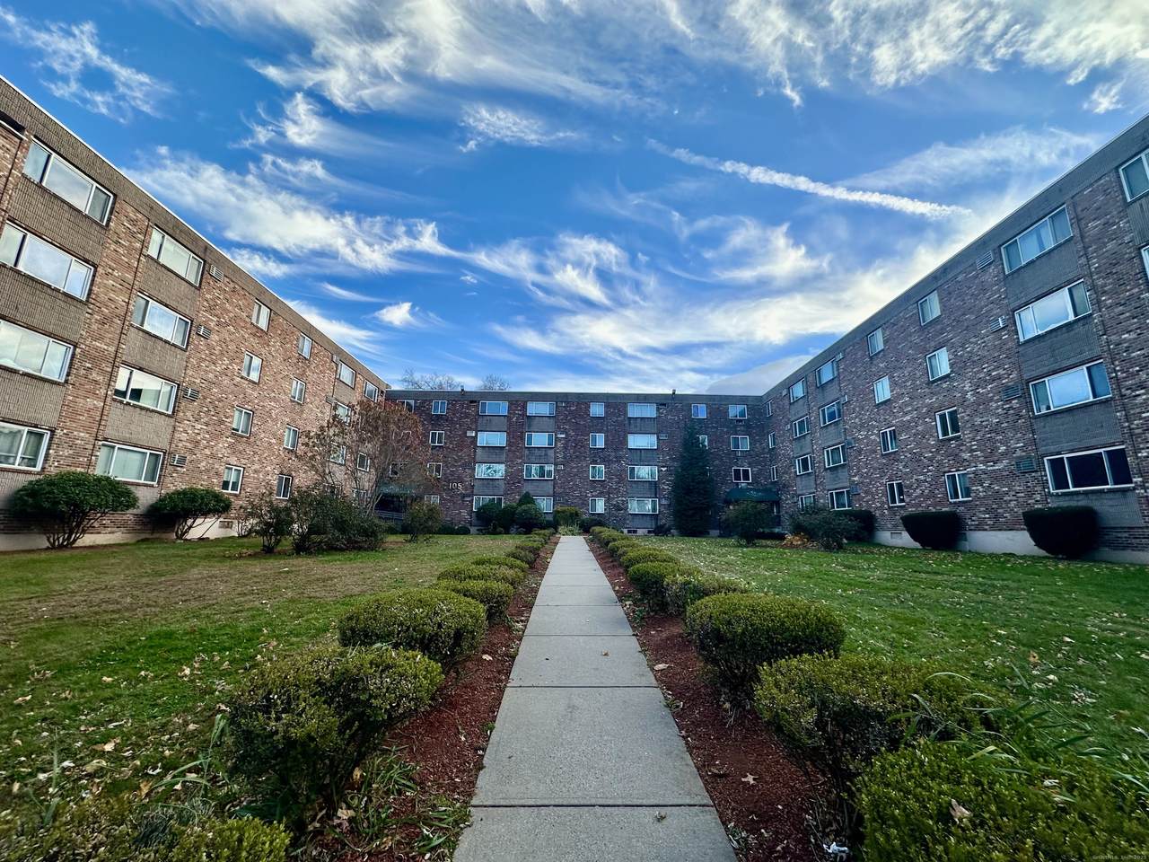 111 Sherbrooke Avenue - Photo 1