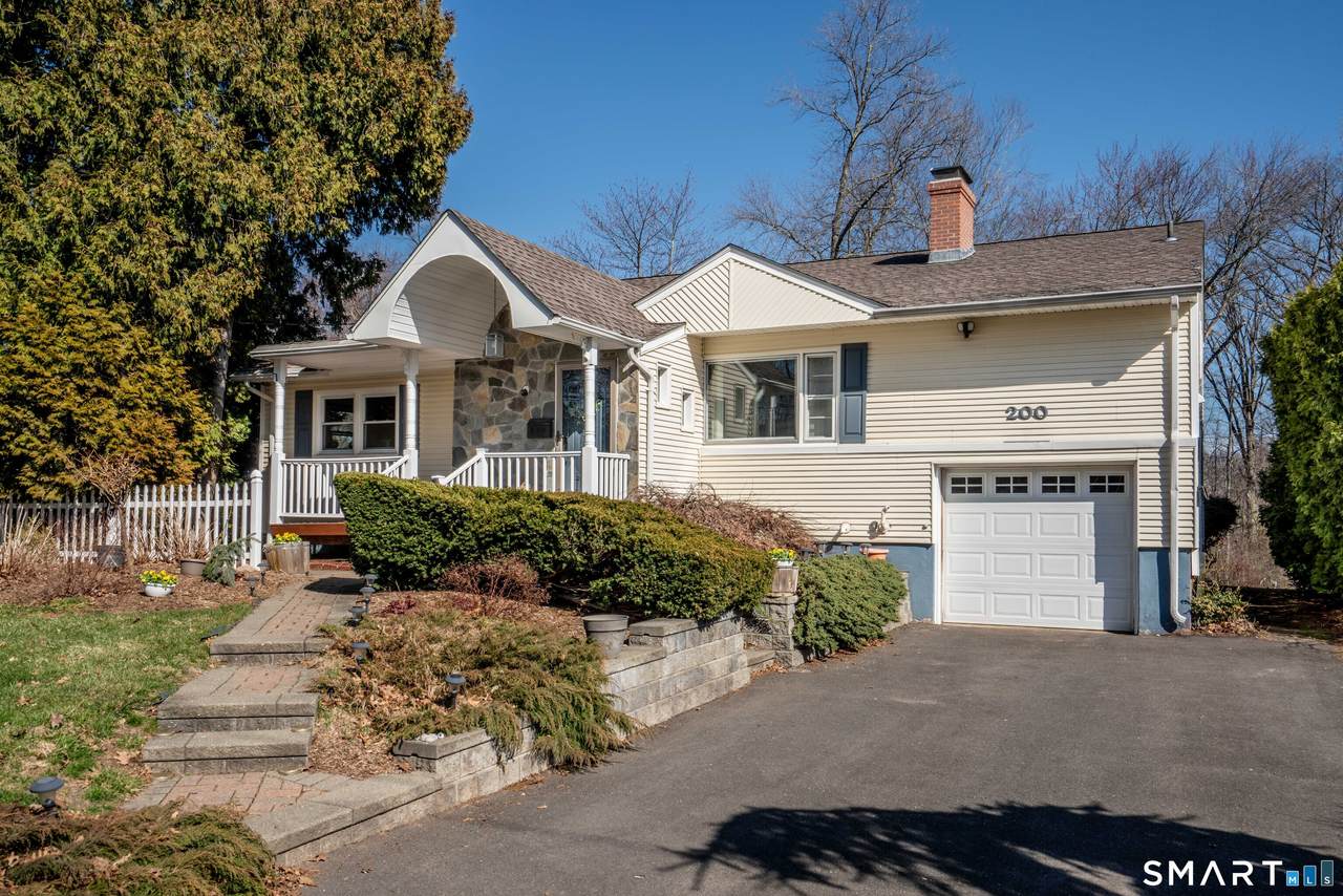 200 Mohegan Drive - Photo 1