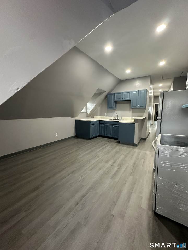 402-404 Sigourney Street - Photo 1