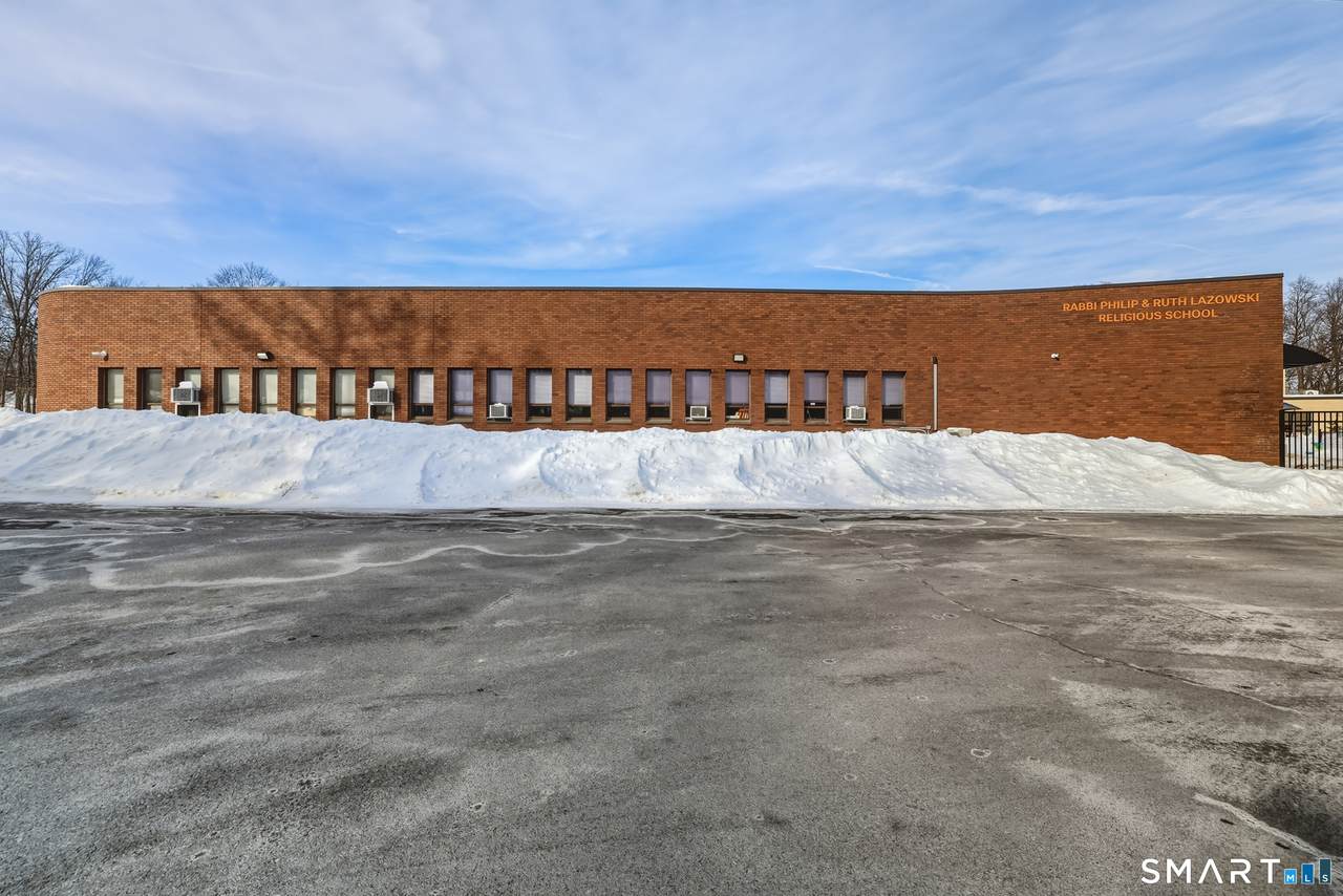 160 Mohegan Drive - Photo 1