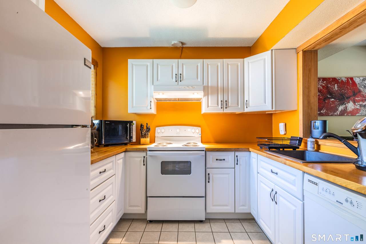 4 Woods Way - Photo 1