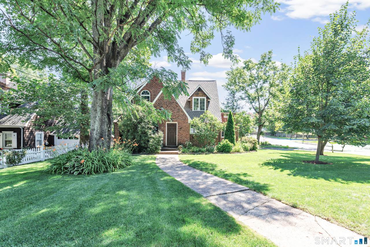 2 Winthrop Avenue - Photo 1