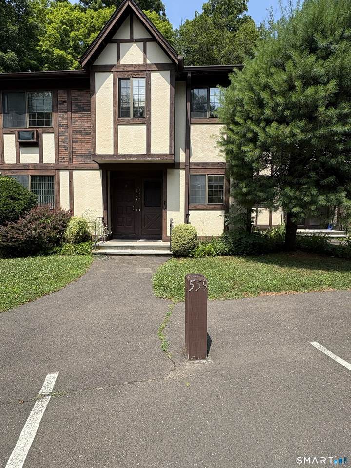559 Swanson Crescent - Photo 1