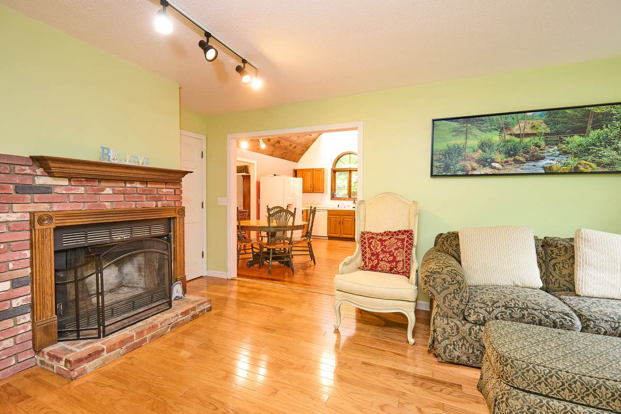 581 Oxford Road - Photo 1