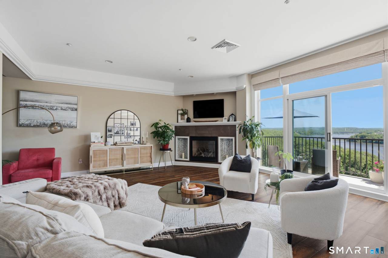 586 Thames Street - Photo 1