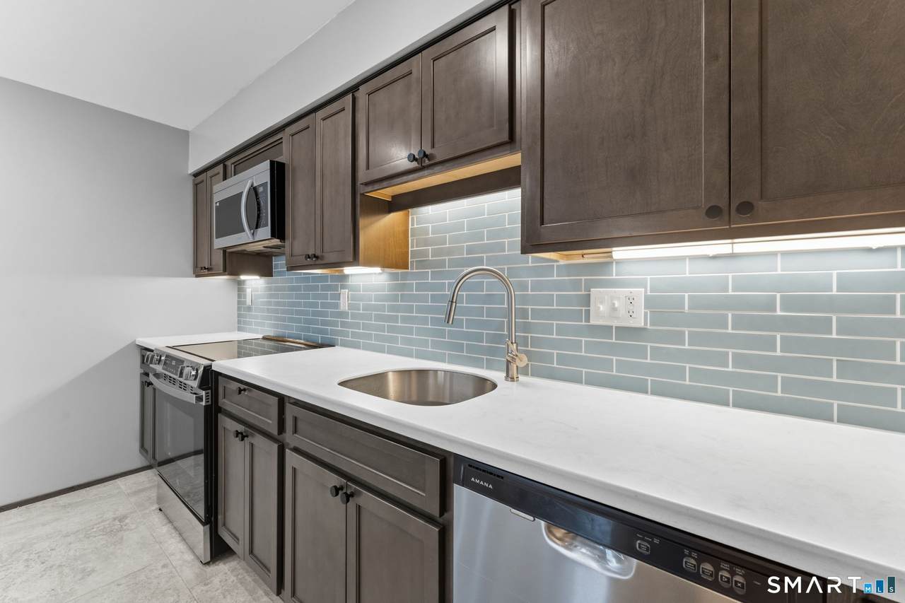 201 College Street - Photo 1