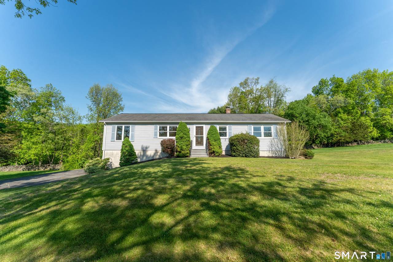 25 Mohegan Drive - Photo 1