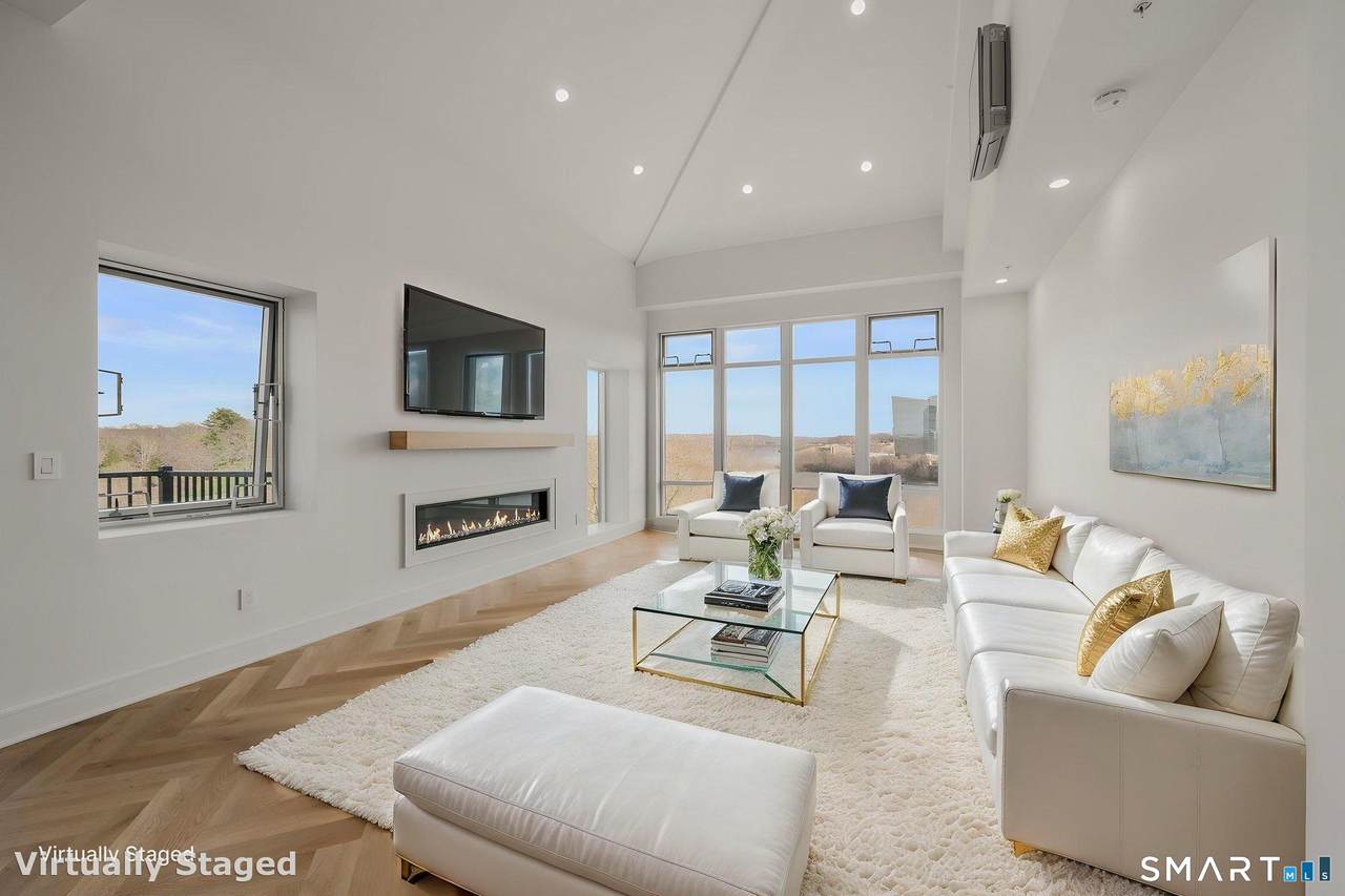 586 Thames Street - Photo 1
