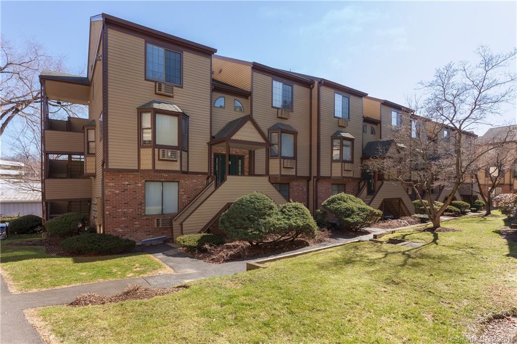8 Oakwood Avenue - Photo 1
