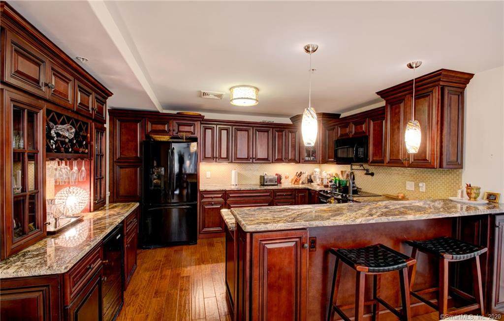 461 Bank Street - Photo 1
