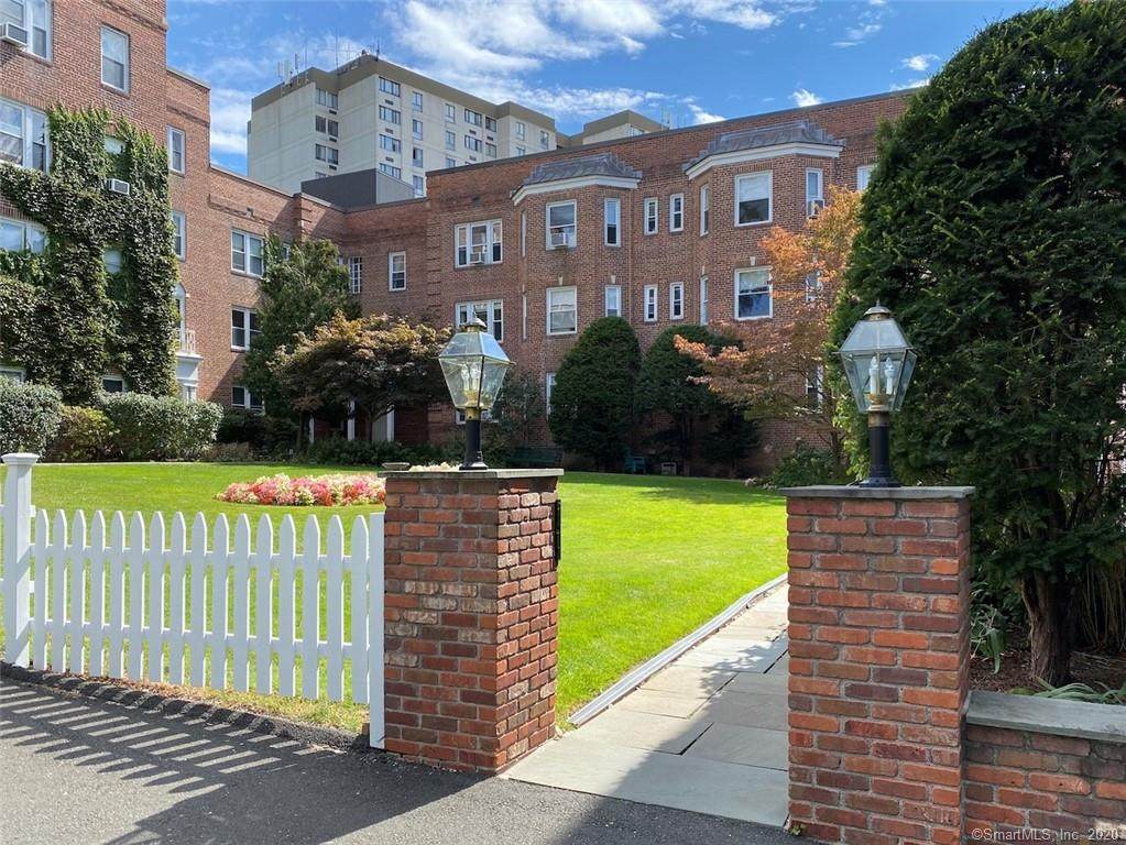 70 Strawberry Hill Avenue - Photo 1