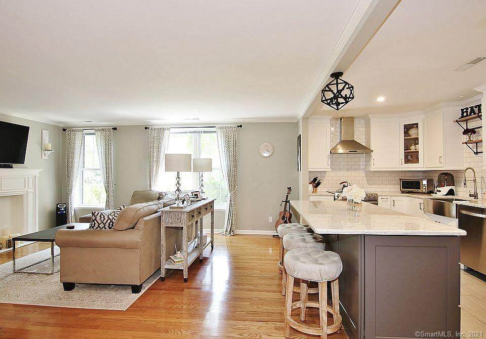 140 Field Point Road - Photo 1