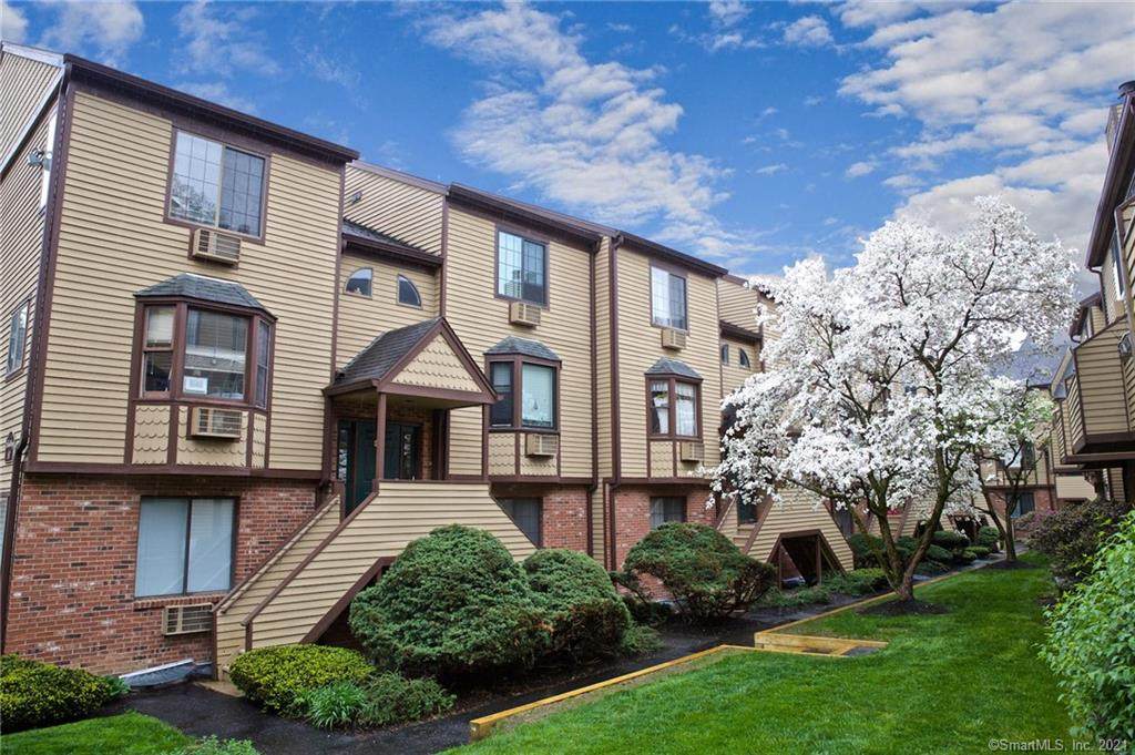 8 Oakwood Avenue - Photo 1