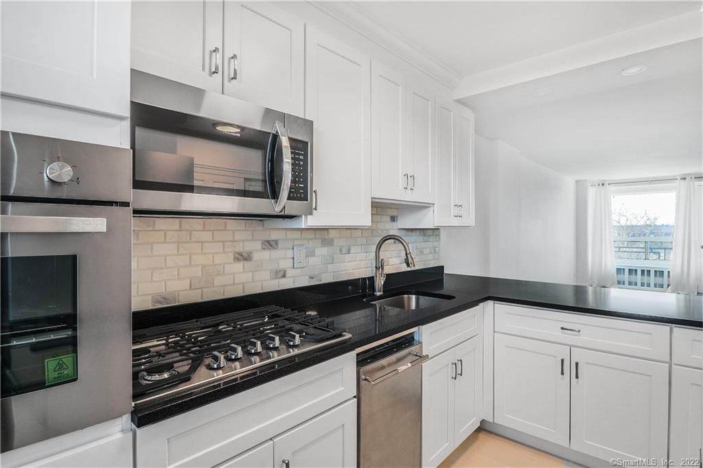 71 Strawberry Hill Avenue - Photo 1