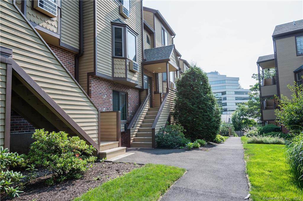 8 Oakwood Avenue - Photo 1