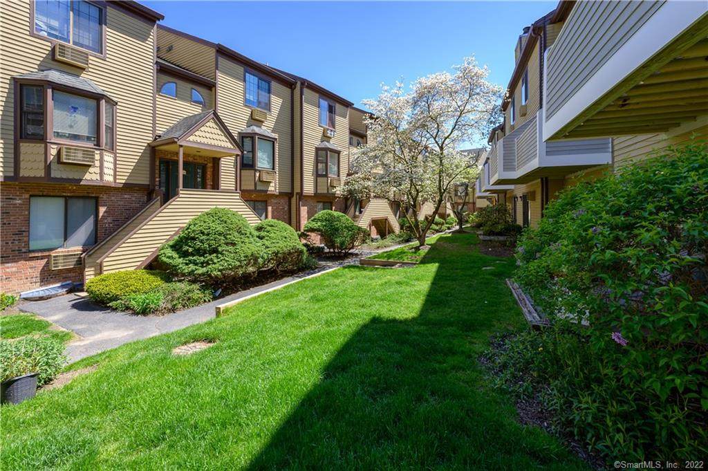 8 Oakwood Avenue - Photo 1