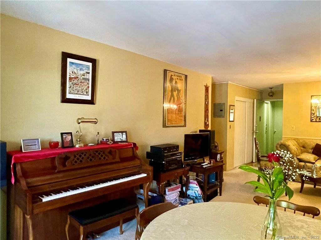 71 Strawberry Hill Avenue - Photo 1