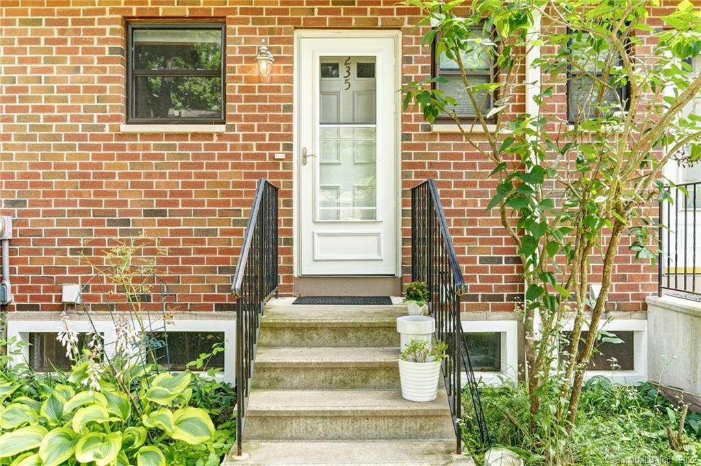 235 Hampton Court - Photo 1