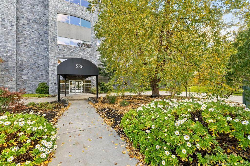 586 Thames Street - Photo 1