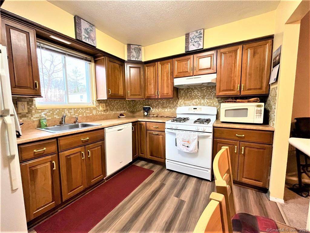 21 Sutton Place - Photo 1
