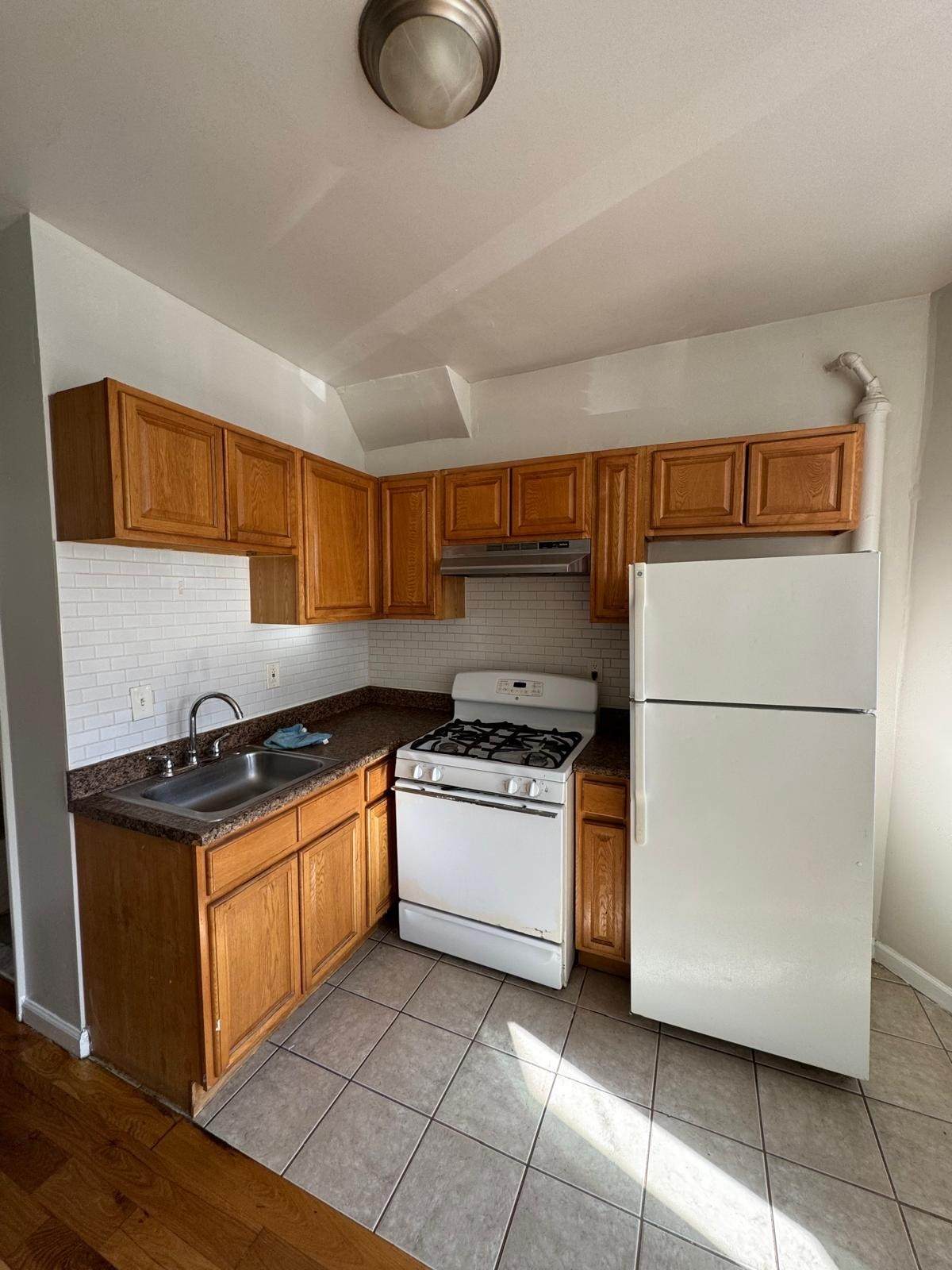 1873 Stratford Avenue - Photo 1