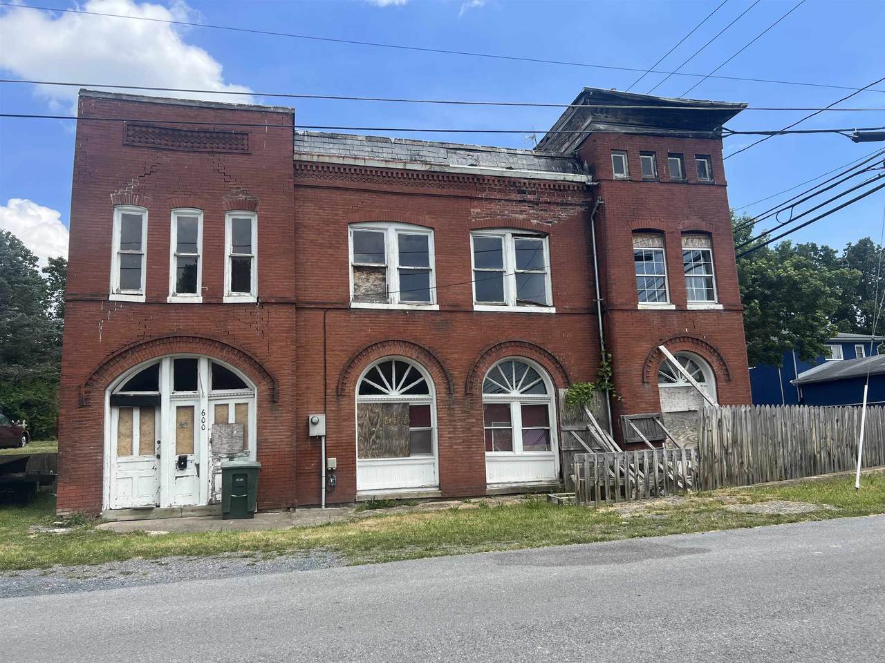 600 Bayard Ave - Photo 1
