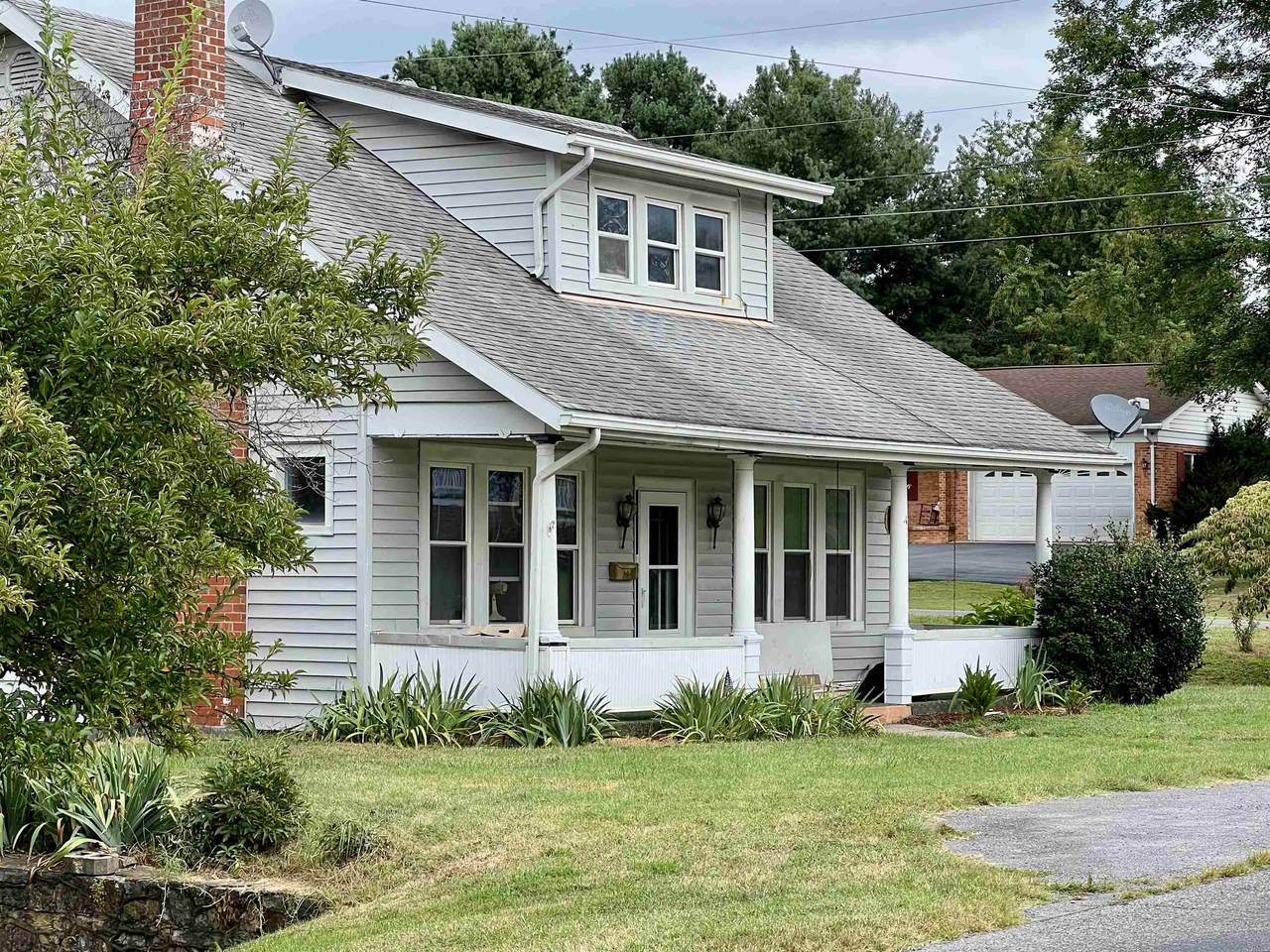 411 Shenandoah Ave - Photo 1