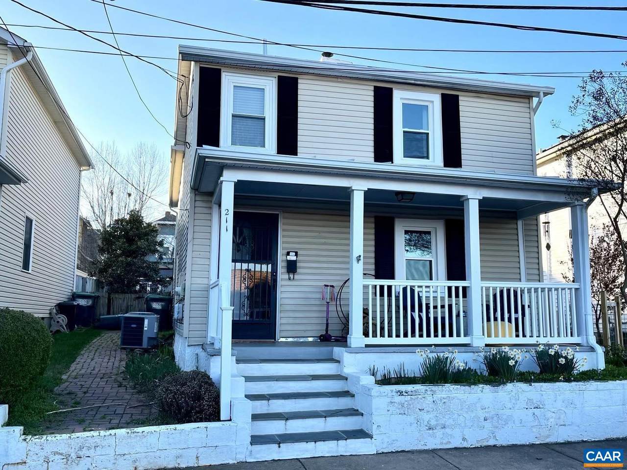 211 5TH ST - Photo 1