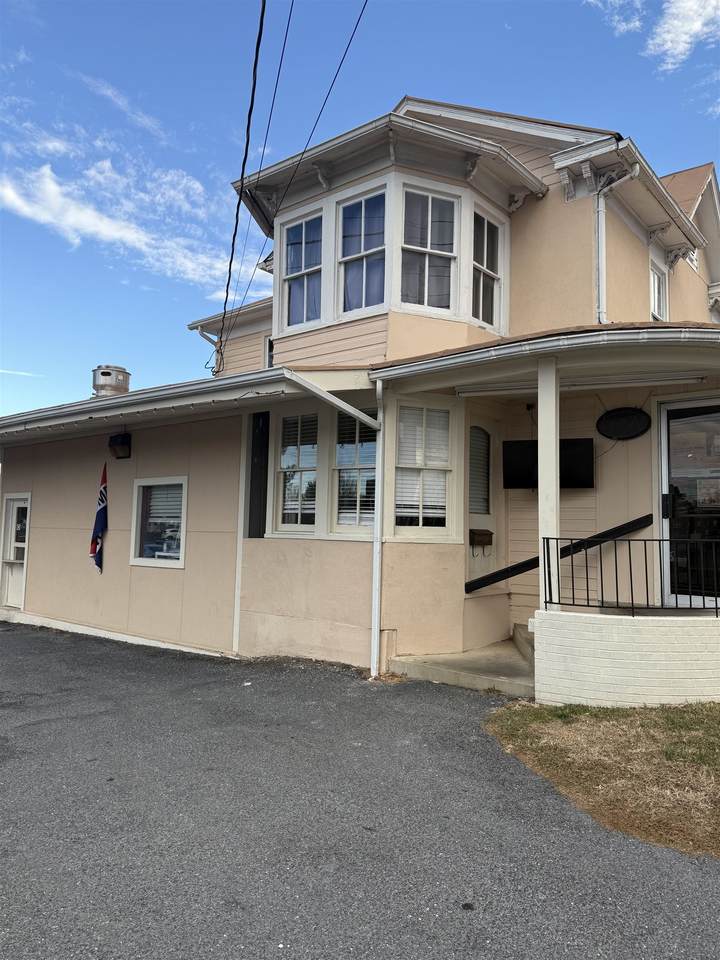305 Main St - Photo 1