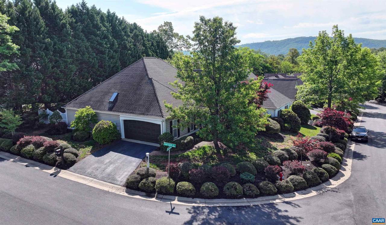 685 Courtyard Ct - Photo 1