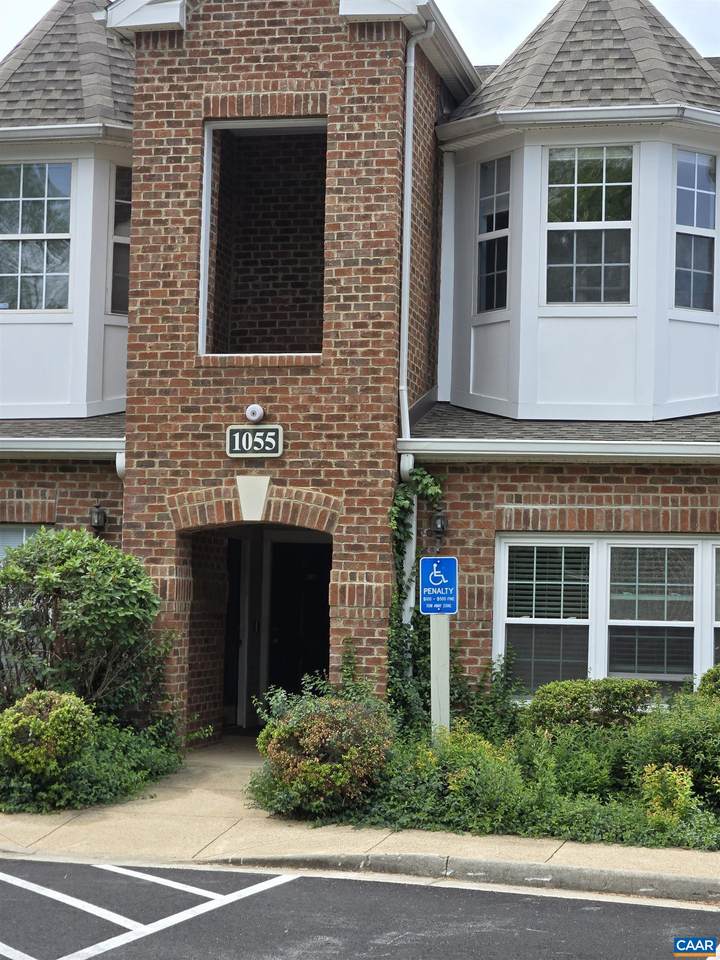 1055 Weybridge Ct - Photo 1