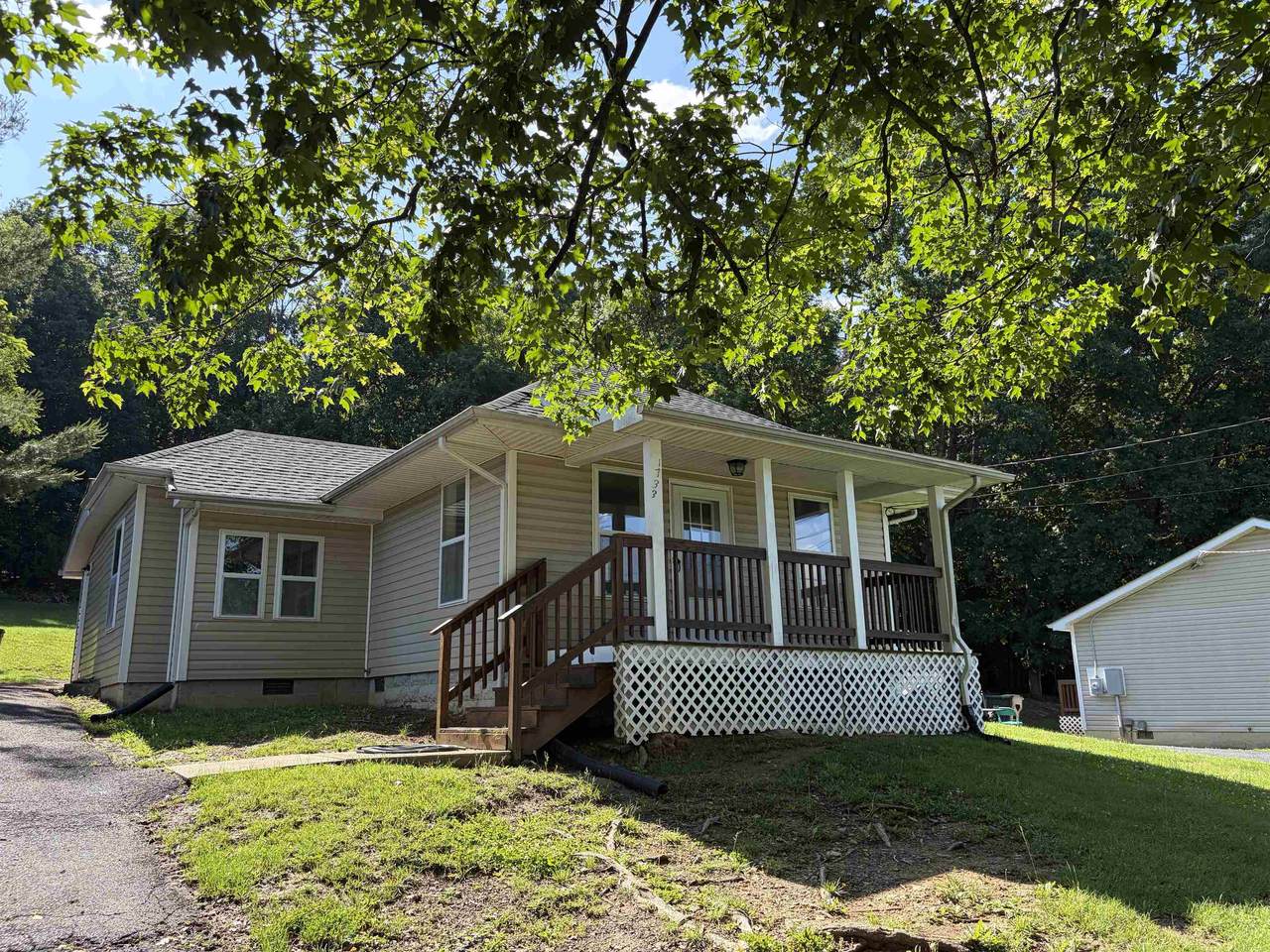 1733 Springhill Rd - Photo 1