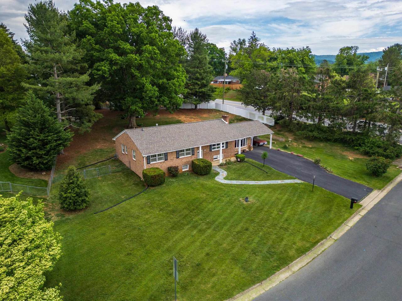 708 Woodside Ln - Photo 1