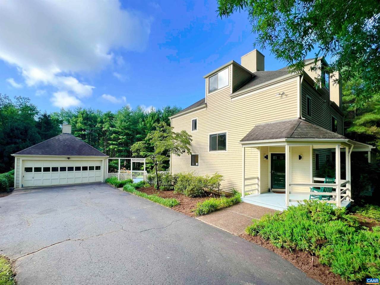 1870 Cobblestone Ln - Photo 1