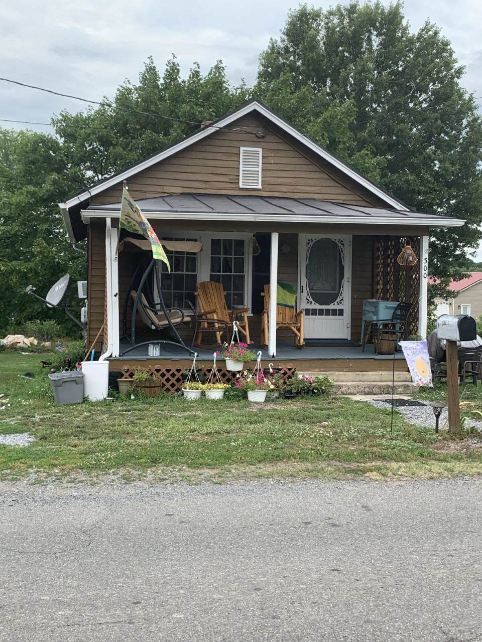300 Honeyville Ave - Photo 1